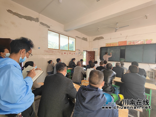古蔺县石宝镇：“三尺讲台”进田间，乡贤授业笑开颜(图4)