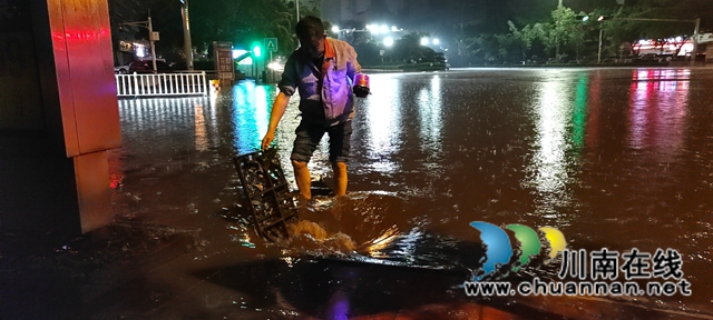 龙马潭区综合行政执法局：暴雨袭城，市政工人挑灯夜战紧急排险
