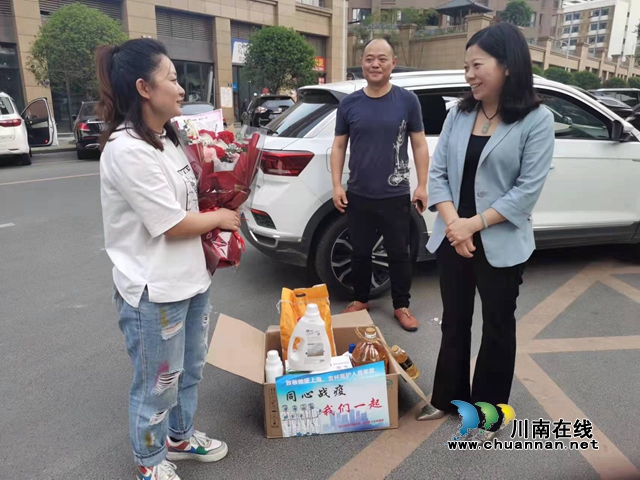 合江县妇联慰问援沪、援吉抗疫医护人员家庭(图2)