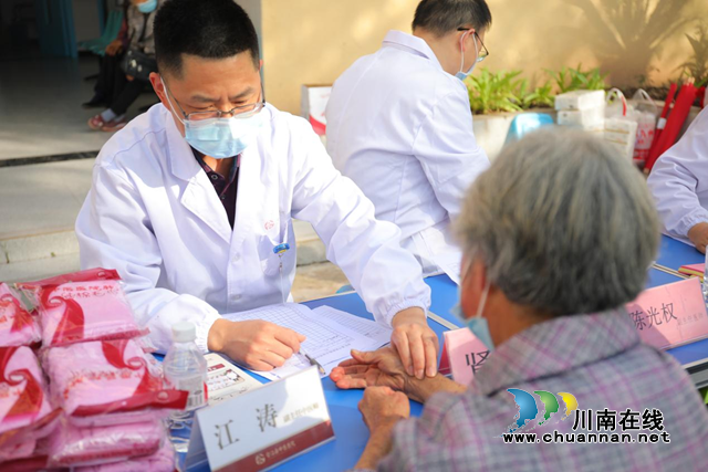 对标找差 提能增效｜合江县中医医院：专家下乡“把脉问诊”，健康服务惠万家！(图4)