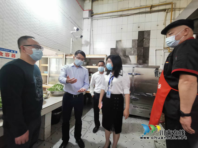 纳溪区副区长向来富督导食品安全工作