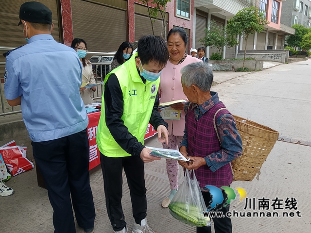 泸县百和镇开展逢场天禁毒宣传活动(图2)