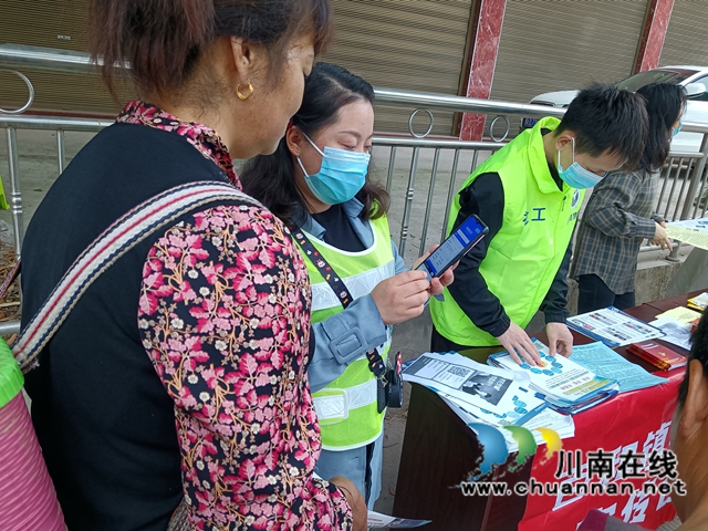 泸县百和镇开展逢场天禁毒宣传活动(图6)
