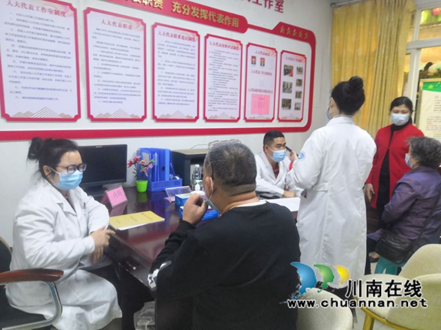 龙马潭区小市街道杜家街社区：名医进社区  服务暖人心