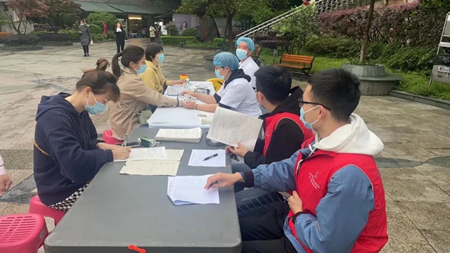 传递情与爱 西南医大附院217名职工献血59800毫升(图2)