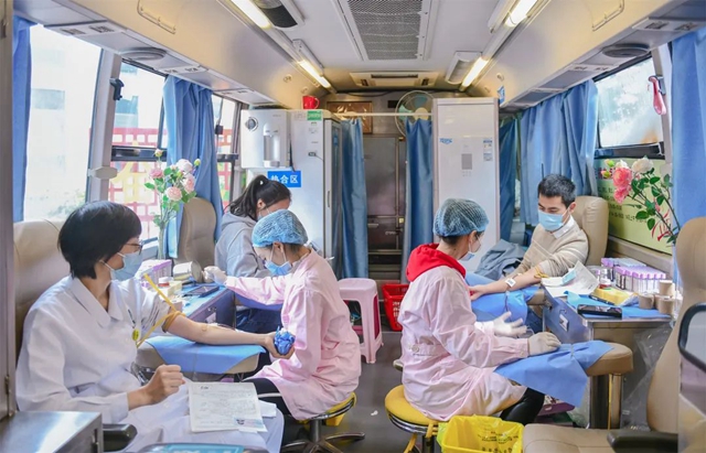 传递情与爱 西南医大附院217名职工献血59800毫升(图3)