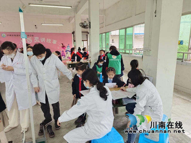 民盟泸州市委开展“同心健康行”义诊活动(图6)