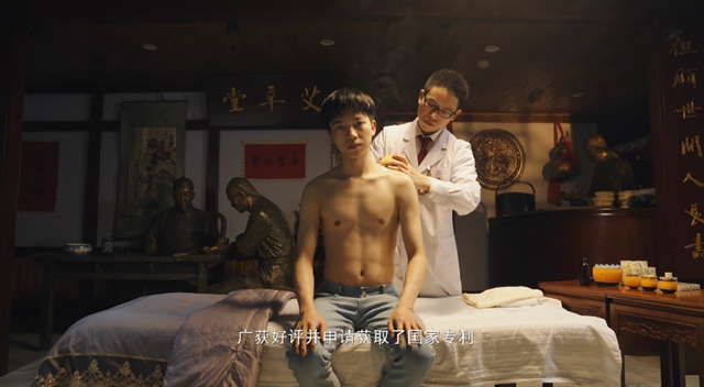 医生竟在美女脸上用火罐,没想到……(图4) 医生竟在美女脸上用火罐,没想到……(图4)