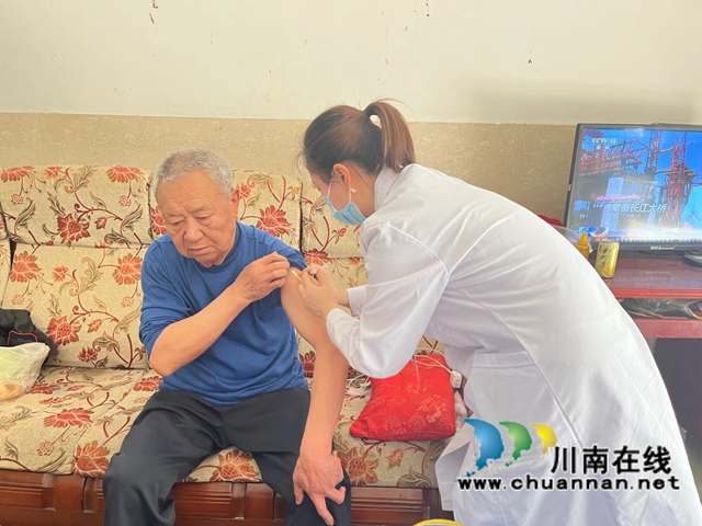 龙马潭区鱼塘街道:加强针送上门 筑牢防疫墙(图2) 龙马潭区鱼塘街道:加强针送上门 筑牢防疫墙(图2)