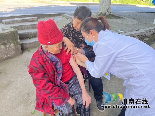 龙马潭区鱼塘街道：加强针送上门 筑牢防疫墙