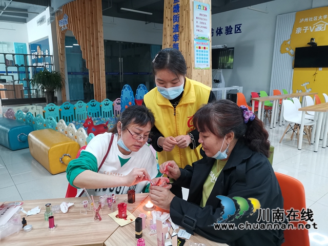 龙马潭区鱼塘街道社工站：“巧手慧心·邻里情浓”