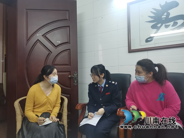 泸县税务干部送政策上门（曾佐然摄）.jpg