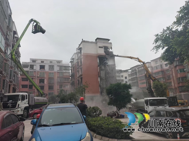 泸县：抑尘车大显神威，助力灾后重建施工