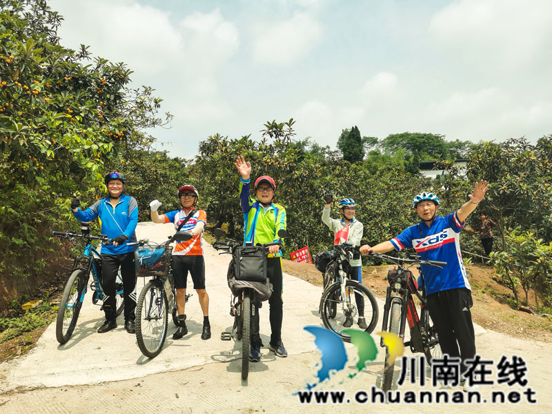 五一假期,请到泸县玉蟾街道白龙塔村摘枇杷(图2) 骑行队享受骑行乐趣(曾佐然摄).jpg