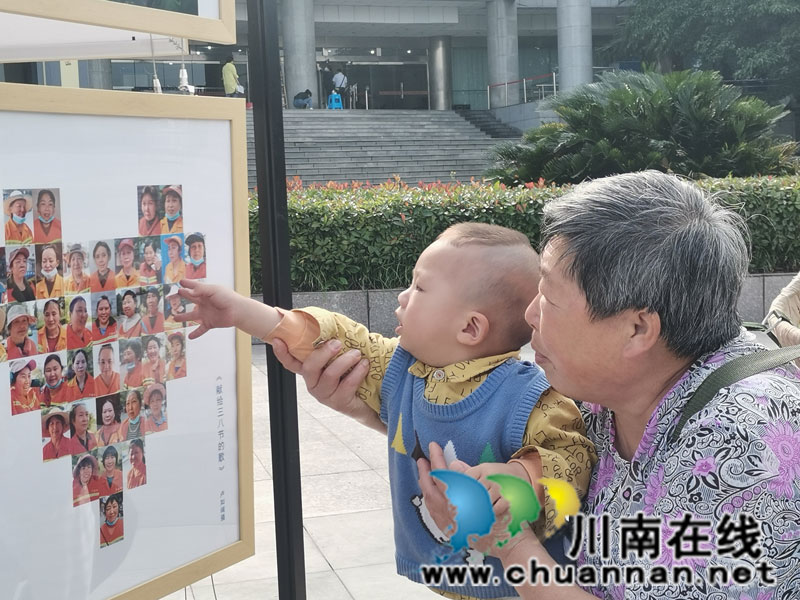 泸县举办第五届“中国梦•劳动美—百年记忆 砥砺奋进”职工摄影展(图2) 观看摄影展8(曾佐然摄).jpg