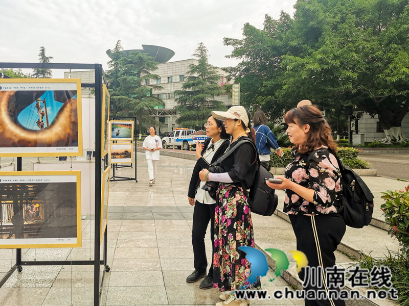 泸县举办第五届“中国梦•劳动美—百年记忆 砥砺奋进”职工摄影展(图3) 观看摄影展(曾佐然摄).jpg