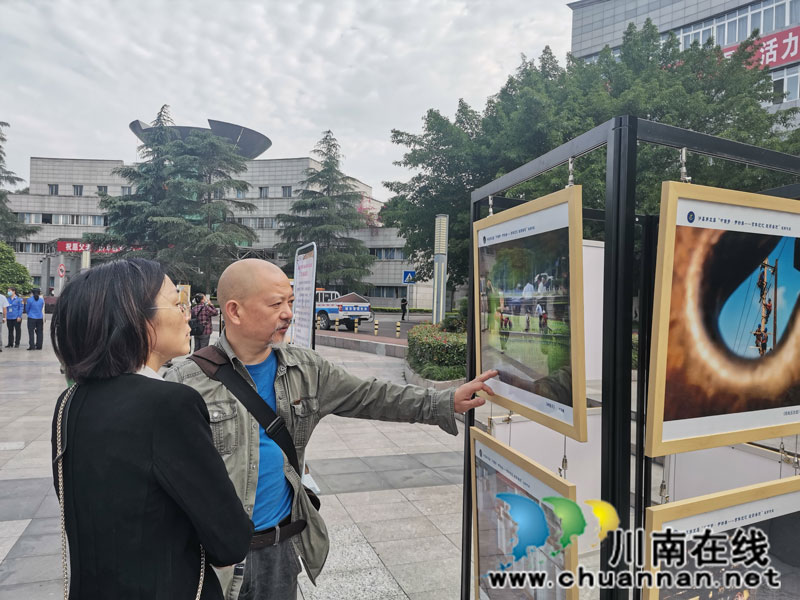 泸县举办第五届“中国梦•劳动美—百年记忆 砥砺奋进”职工摄影展(图5) 观看摄影展2(曾佐然摄).jpg