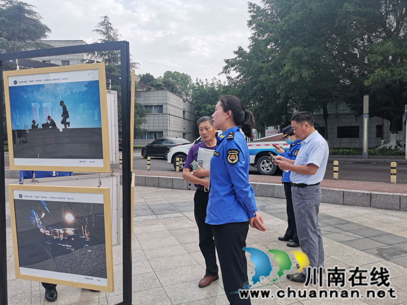 泸县举办第五届“中国梦•劳动美—百年记忆 砥砺奋进”职工摄影展(图4) 观看摄影展1(曾佐然摄).jpg