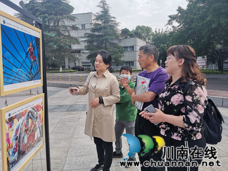 泸县举办第五届“中国梦•劳动美—百年记忆 砥砺奋进”职工摄影展(图6) 观看摄影展3(曾佐然摄).jpg
