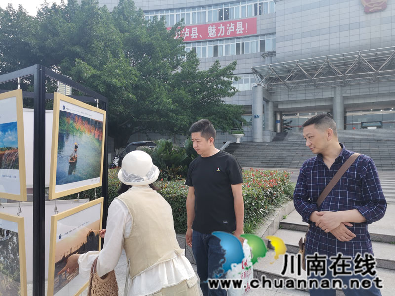 泸县举办第五届“中国梦•劳动美—百年记忆 砥砺奋进”职工摄影展(图7) 观看摄影展5(曾佐然摄).jpg