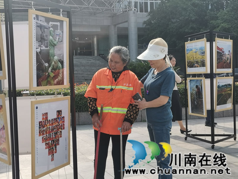 泸县举办第五届“中国梦•劳动美—百年记忆 砥砺奋进”职工摄影展(图9) 观看摄影展7(曾佐然摄).jpg