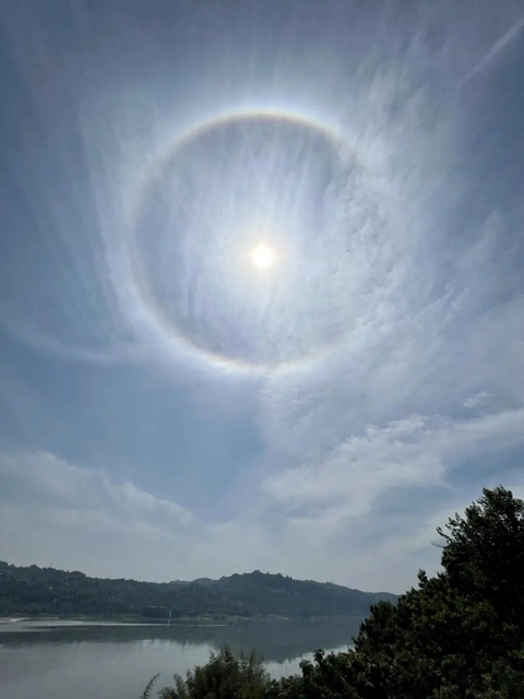 太阳戴上了“美瞳”,泸州上空现绝美日晕(图1) 1.jpg