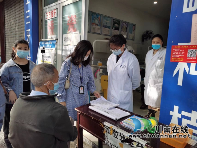 图为检查人员正在查看预检分诊情况.jpg