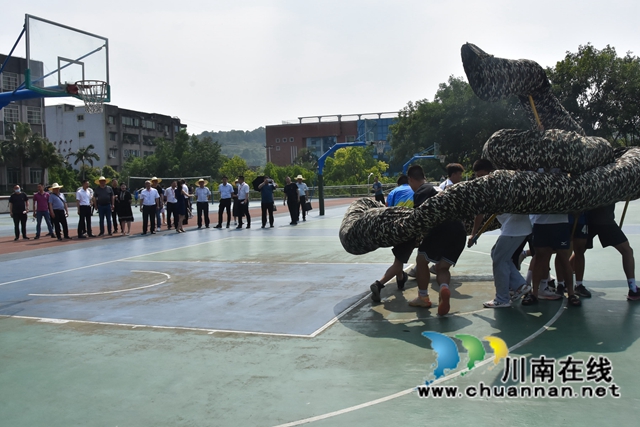甘孜州乡城县到泸县学习考察高中办学经验