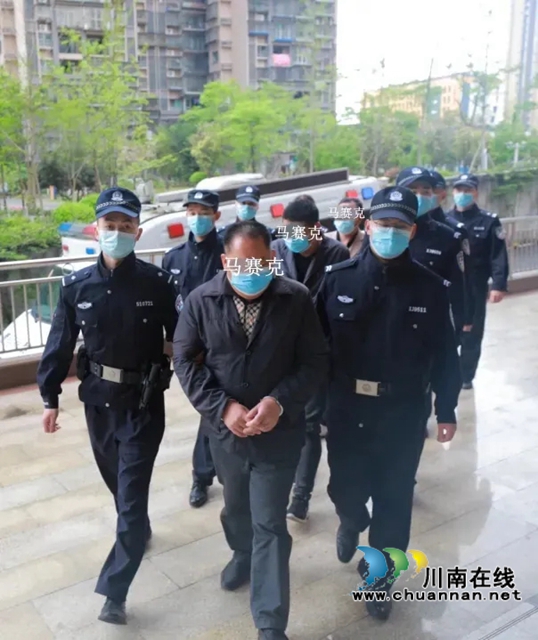 赞!龙马潭法院这项工作获省法院肯定(图6) 泸县某建筑公司向执行法官献锦旗 (2).jpg
