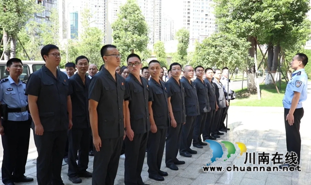 赞!龙马潭法院这项工作获省法院肯定(图7) 泸县某建筑公司向执行法官献锦旗 (3).jpg