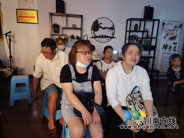 认真“观影”的视障朋友.jpg