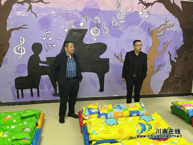 第一巡察组实地查看“午睡室”.jpg