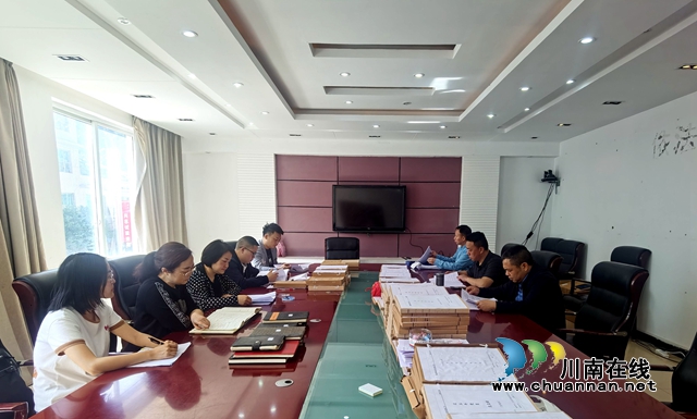 县委第一巡察组召开组务会.jpg