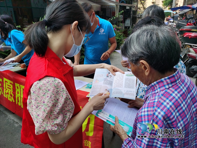 江阳区北城街道皂角巷社区组织“送法进万家 家教伴成长”活动(图2) 北2.jpg