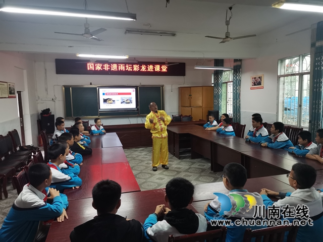 罗德书讲解雨坛彩龙知识（曾佐然摄）.jpg