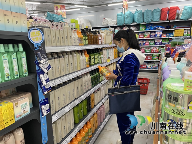 泸县市场监管局到福集镇开展化妆品安全专项检查