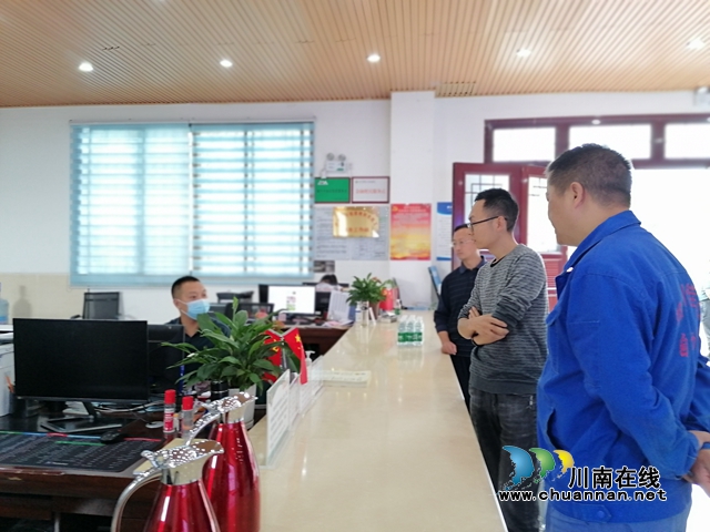 农民工综合服务站开展就业咨询服务（洪林摄）.jpg