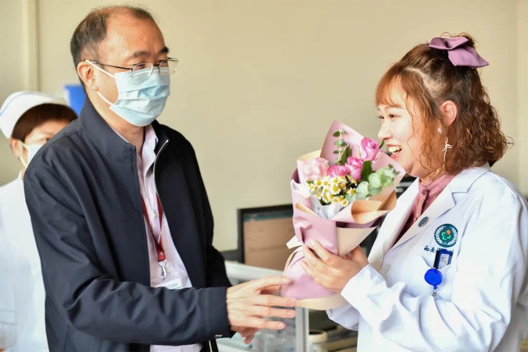 “5.20”！这个医院党委书记带队为他们送去鲜花和礼品