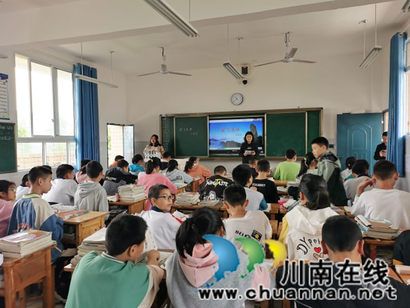 叙永县马岭镇初级中学校：“推门听课” 深入了解教师日常教学