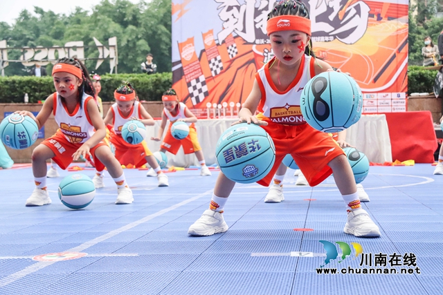 2、2022年5月21日，四川省泸州市大风车幼儿园的孩子们正在进行篮球秀表演.jpg
