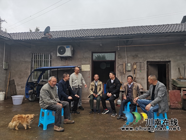 驻村工作队走访群众，宣传政策，听取意见（曾佐然摄）.jpg