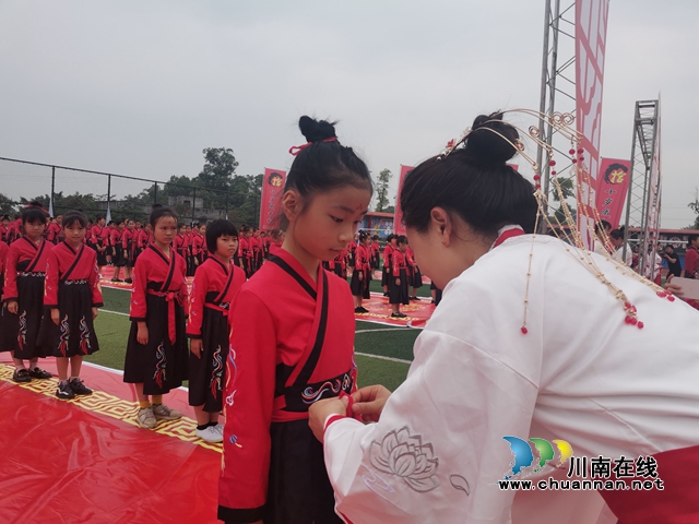 着汉服，正衣冠（曾佐然摄）.jpg