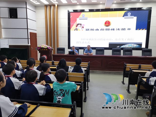 合江县检察院开展法制宣传进校园活动(图3) 合江县检察院开展法制宣传进校园活动2.jpg