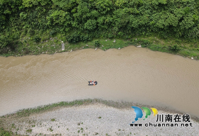 8、2022年5月25日，四川省泸州市叙永县水潦彝族乡的乡村干部在长江上游的赤水河水潦段巡河。.jpg