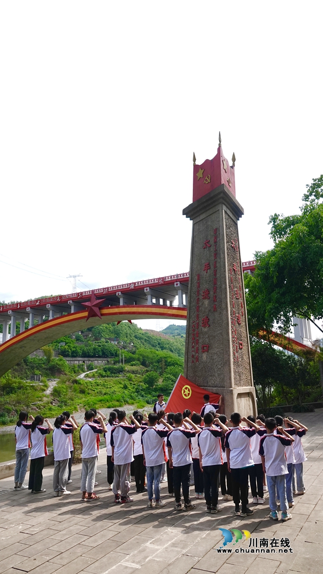 泸州古蔺:“三色”崛起,“百强”可期(图4) 太平小学学生在太平渡渡口宣誓 姚茂璇拍摄.jpg