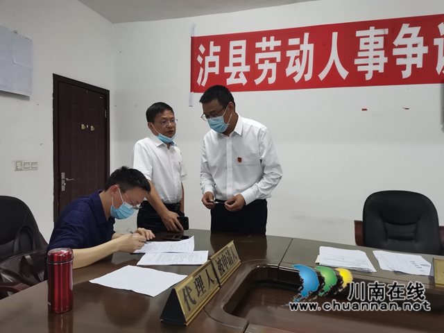 核实仲裁资料（曾佐然摄）.jpg