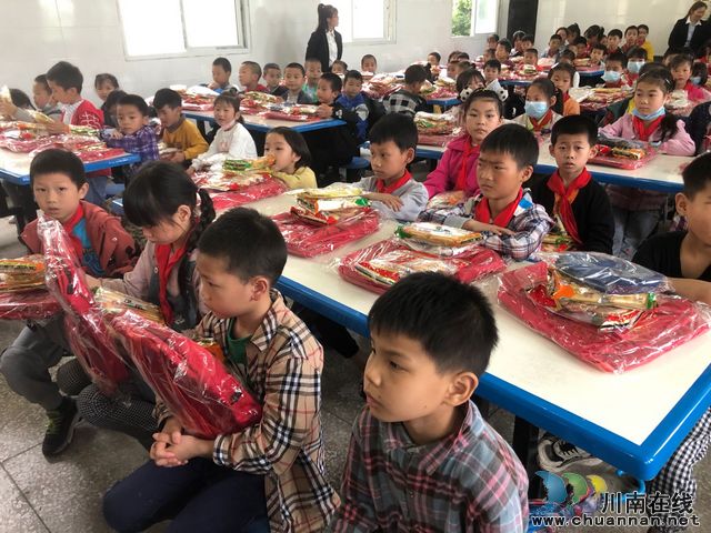 爱心携手，情暖六一——合江县委统战部开展“六一”慰问活动