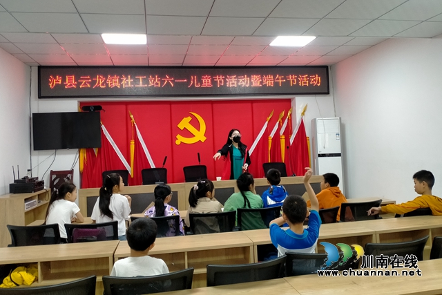 志愿者给孩子们讲解端午节的由来.jpg