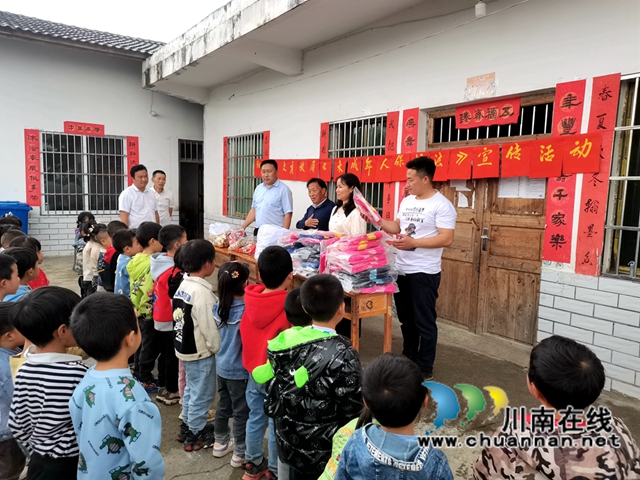 叙永县文广旅局到水潦彝族乡开展六一慰问和送法进村活动