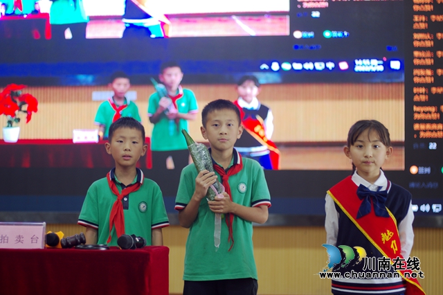 学生拍卖黄瓜.JPG